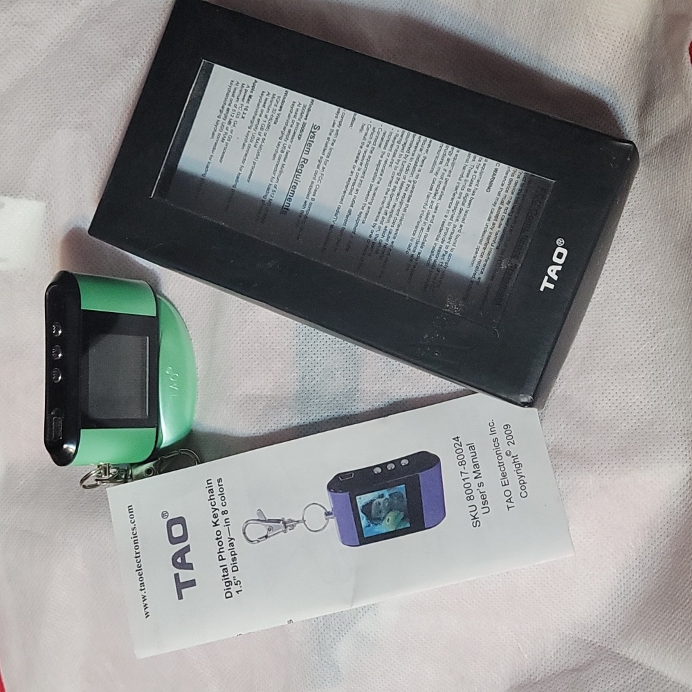 GORGEOUS GREEN TAO DIGITAL PHOTO KEYCHAIN- 1.5" DISPLAY